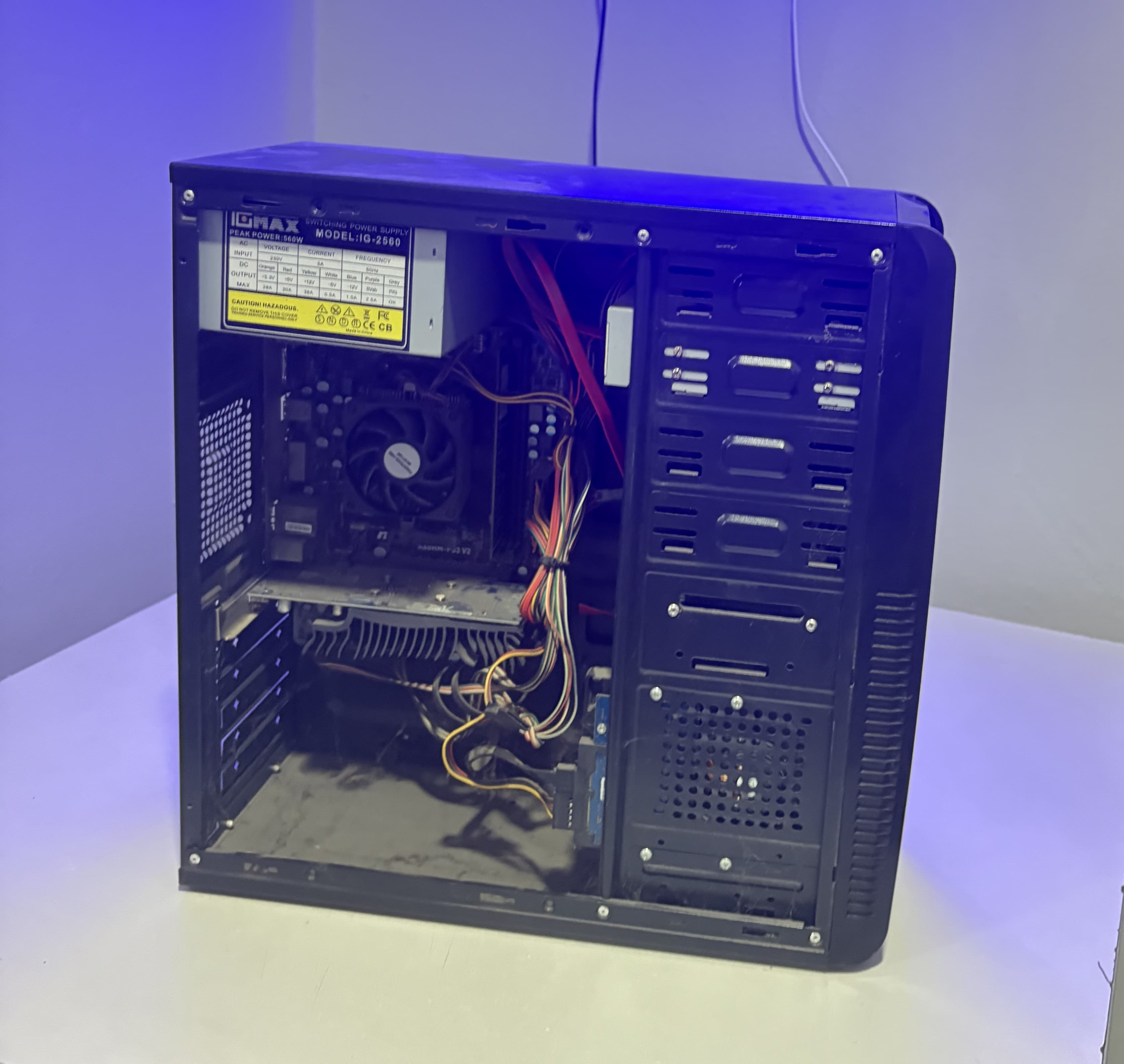 Prašina u unutrašnjosti desktop računara pre čišćenja